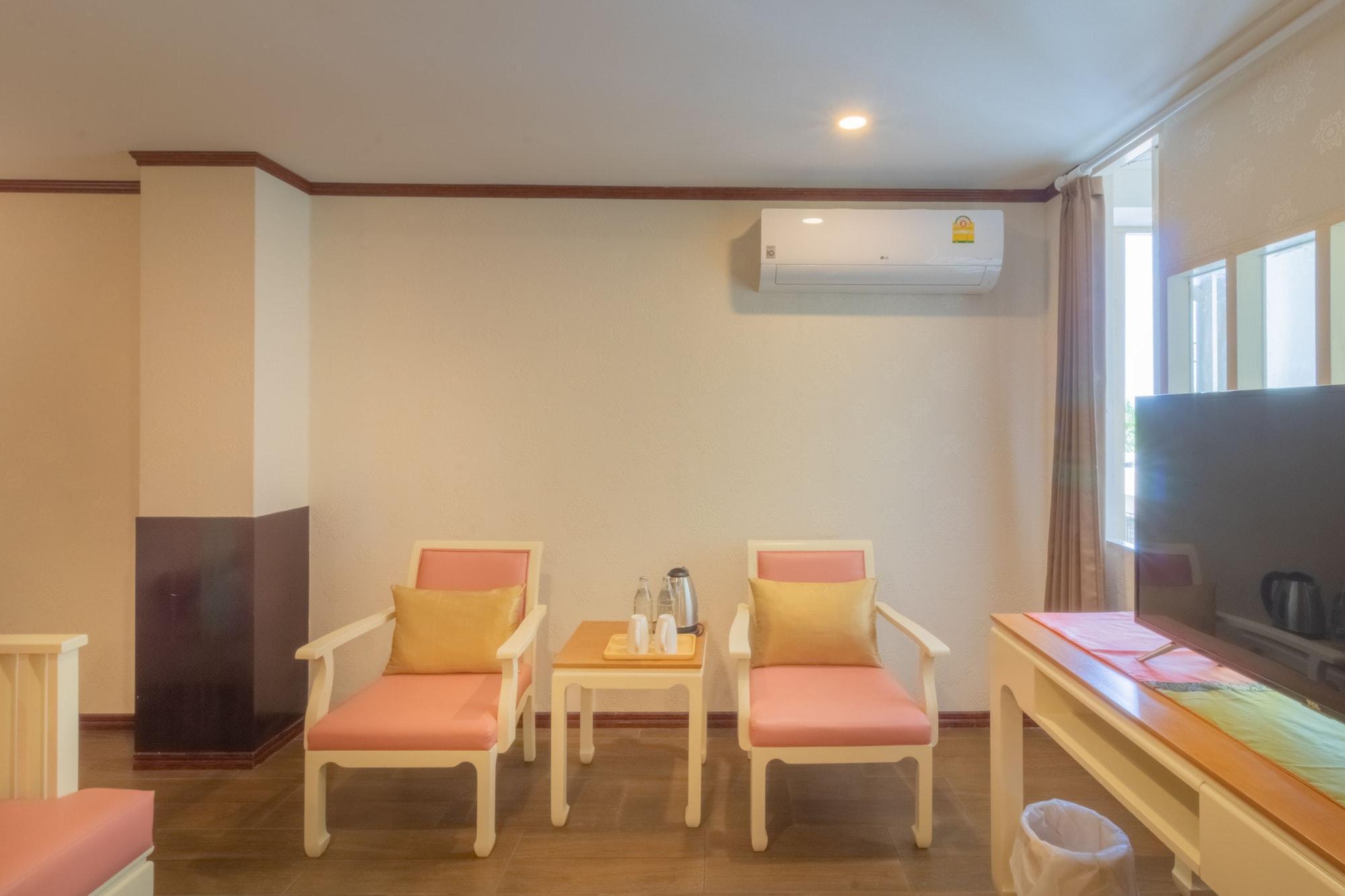 J&Y Hotel Latphrao 35 Бангкок Екстер'єр фото