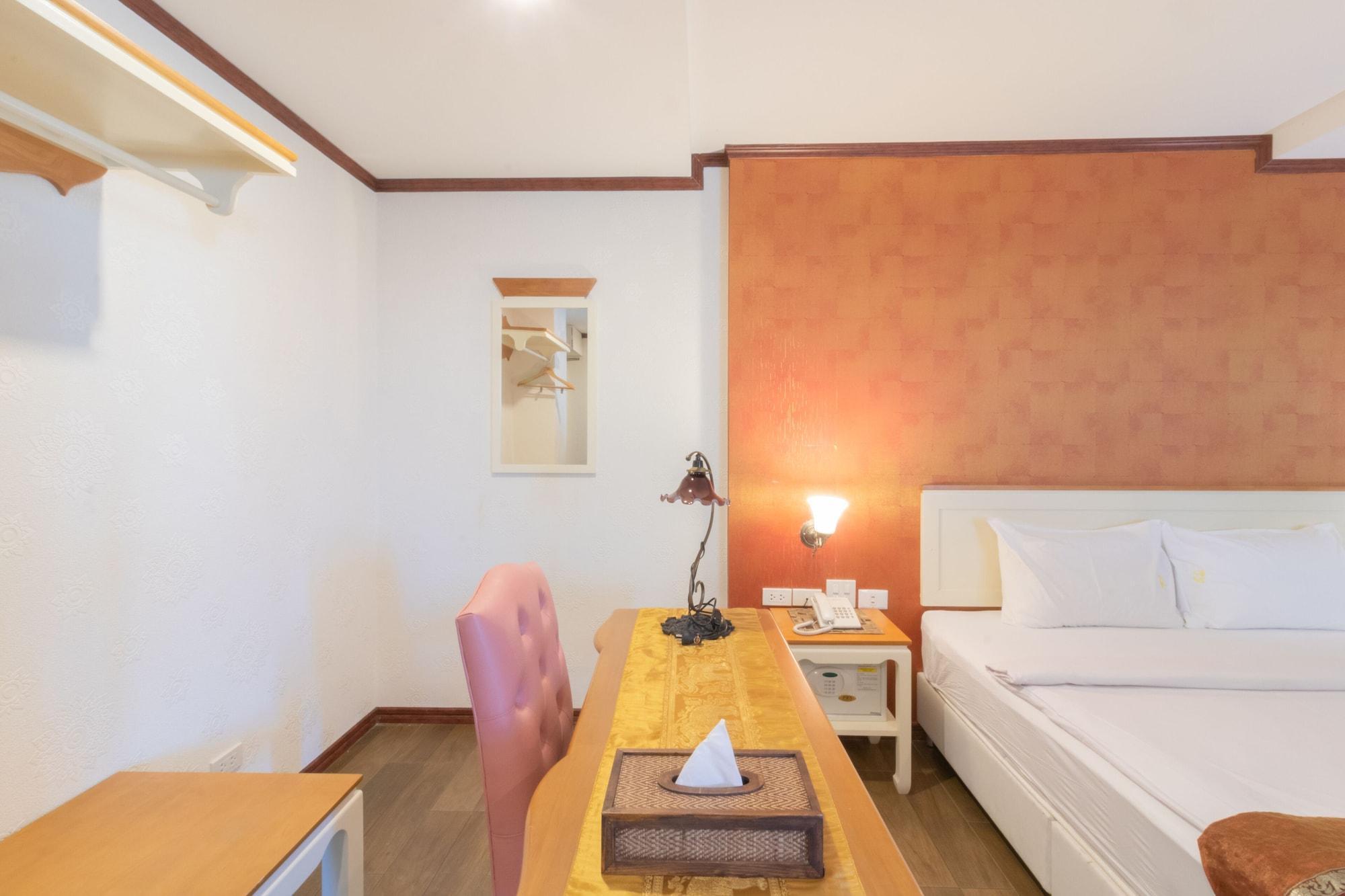 J&Y Hotel Latphrao 35 Бангкок Екстер'єр фото