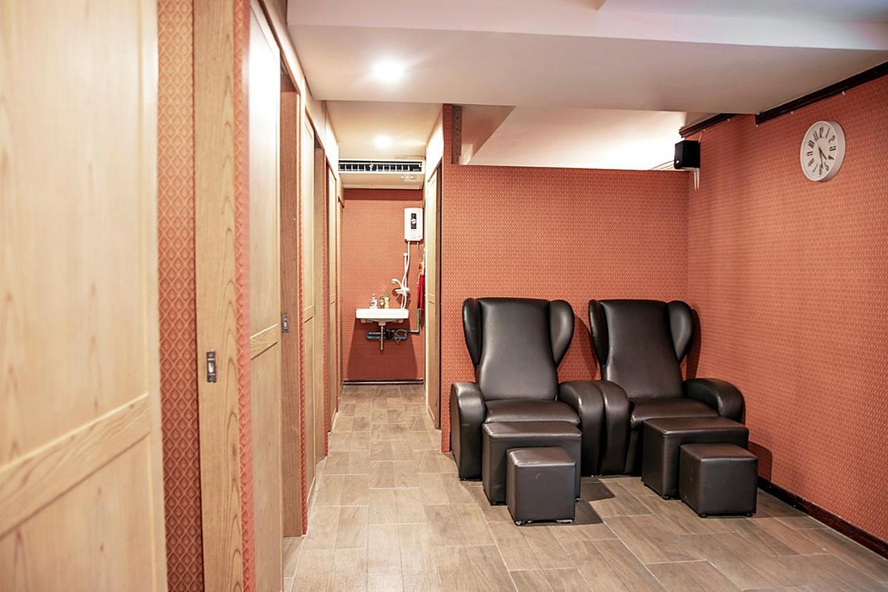 J&Y Hotel Latphrao 35 Бангкок Екстер'єр фото