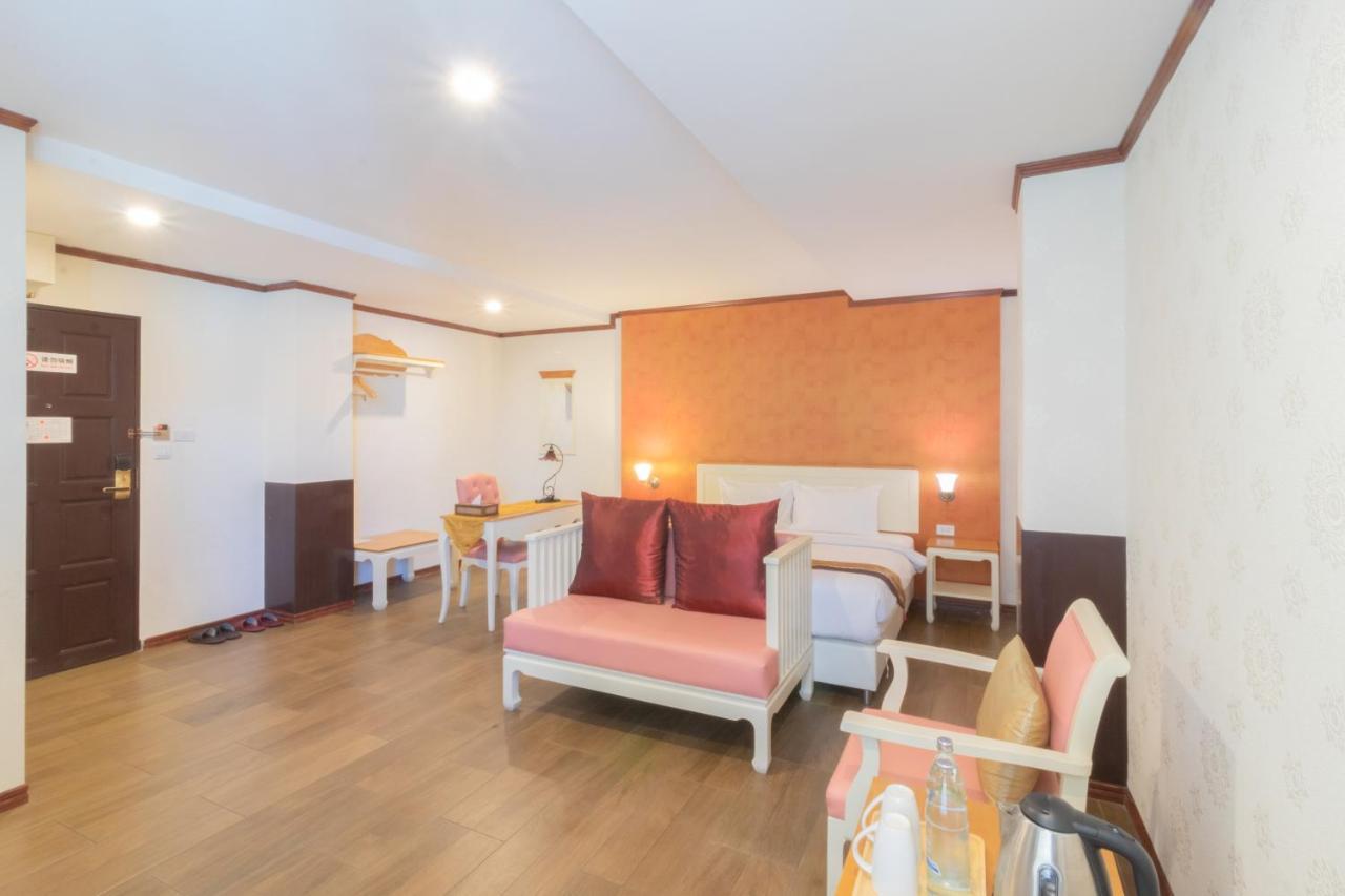 J&Y Hotel Latphrao 35 Бангкок Екстер'єр фото